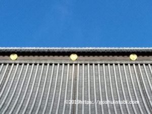 寛永寺根本中堂の屋根にも葵の御紋がある